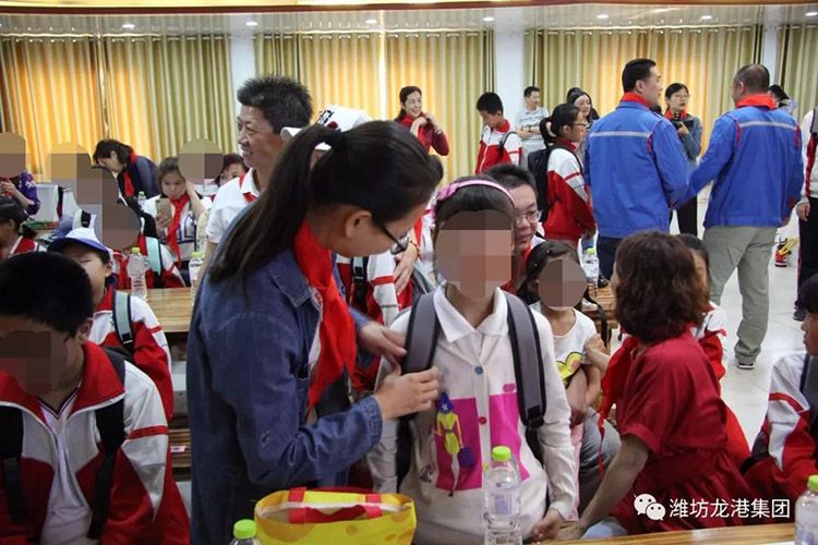 愛心成就夢想 助學(xué)點燃希望—龍港集團(tuán)愛心助學(xué)公益活動