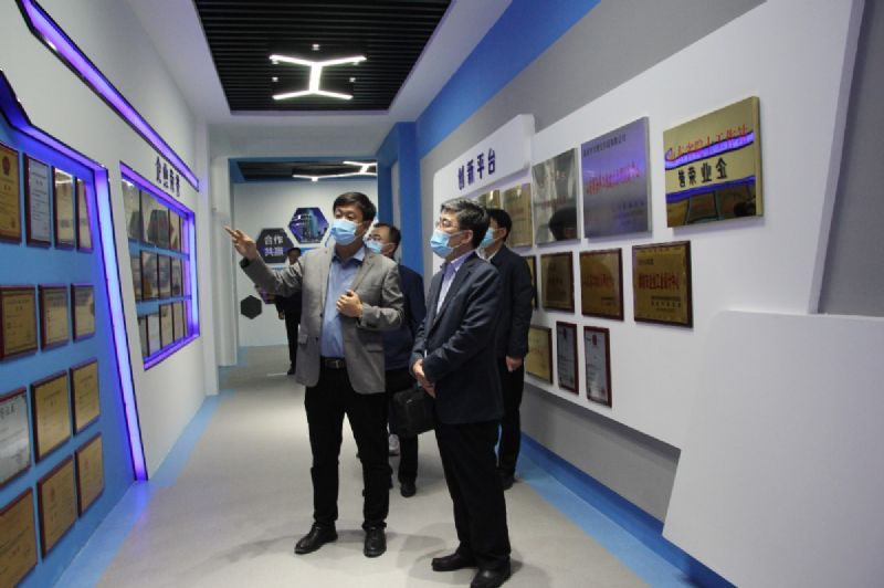 濰坊市財政局黨組書記、局長王金祥一行到龍港硅業(yè)公司調研